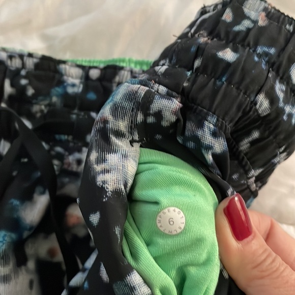 Lululemon reversible shorts - practically new - Picture 5 of 5